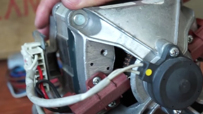 установленные щетки на моторе стиральной машине