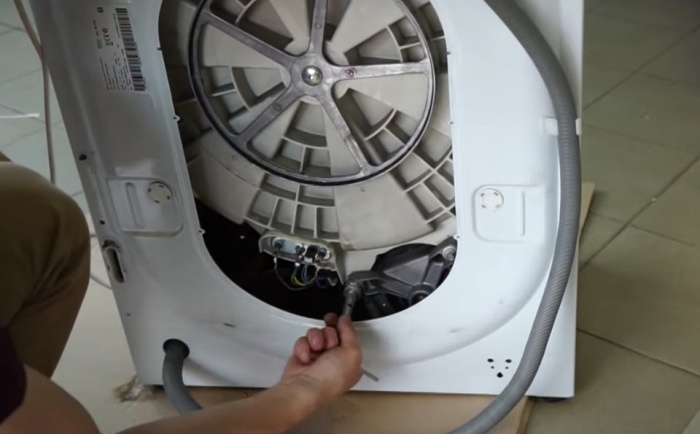 снятие двигателя стиральной машины indesit